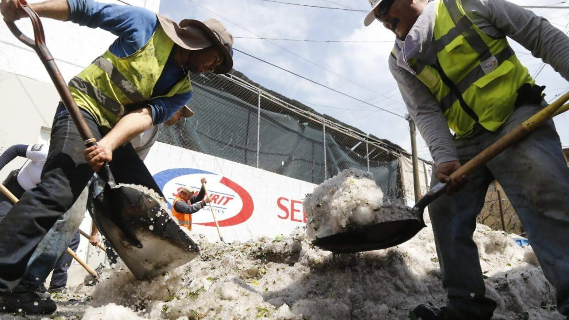 Limpieza en colonias afectadas por la granizada